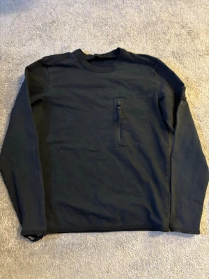 Black Patch stone Island tröja - Säljer min stone Island Black patch sweatshirt då den har blivit liten, det är bara att skanna QR-koden för att se att den är äkta och skriva in koden under. Sömmarna till armarna är lite slitna men de märks inte av när man bär den Nypris 3000kr 