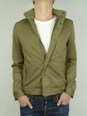 Massimo Dutti Fieldjacket  - MASSIMO DUTTI FIELDJACKET Storlek : S Passform : Normal Användning : Jackan är i ett väldigt fint skick utan defekter Nypris : Cirka 1500SEK Modellen på bilden : 182CM och väger 76,5KG