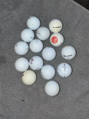 Golfbollar i olika märken - Ett gäng golfbollar från olika märken som TaylorMade, Top Flite och Nike . De är vita med klassisk dimple-design och en boll har röd markering. Perfekt för dig som vill fylla på golfbollarna inför nästa runda.