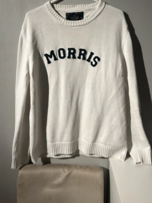 Vit stickad tröja från Morris - Vit sticka tröja ifrån Morris. Den är köpt för 1400kr. Det står L men sitter också M. Inga difekter eller missfärgningar på tröjan. Skriv gärna vid funderingar eller pris!!!