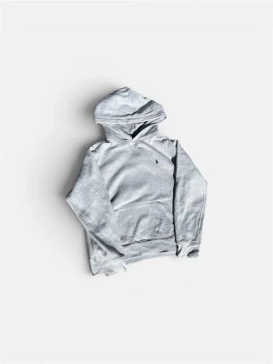 Grå Ralph lauren hoodie  - BESKRIVNING  Märke • Ralph lauren  Nypris • 400 kr Storlek • Storlek S ålder 14 - 16  Skick • Mycket bra  Mått • • Armhåla till armhåla – 52 cm • Längd (axel till nederkant) – 54 cm  • Skicka meddelande vid frågor eller bud! • Lägg till i bundle för att spara upp till 20%! • Samma eller nästa dags leverans garanteras   