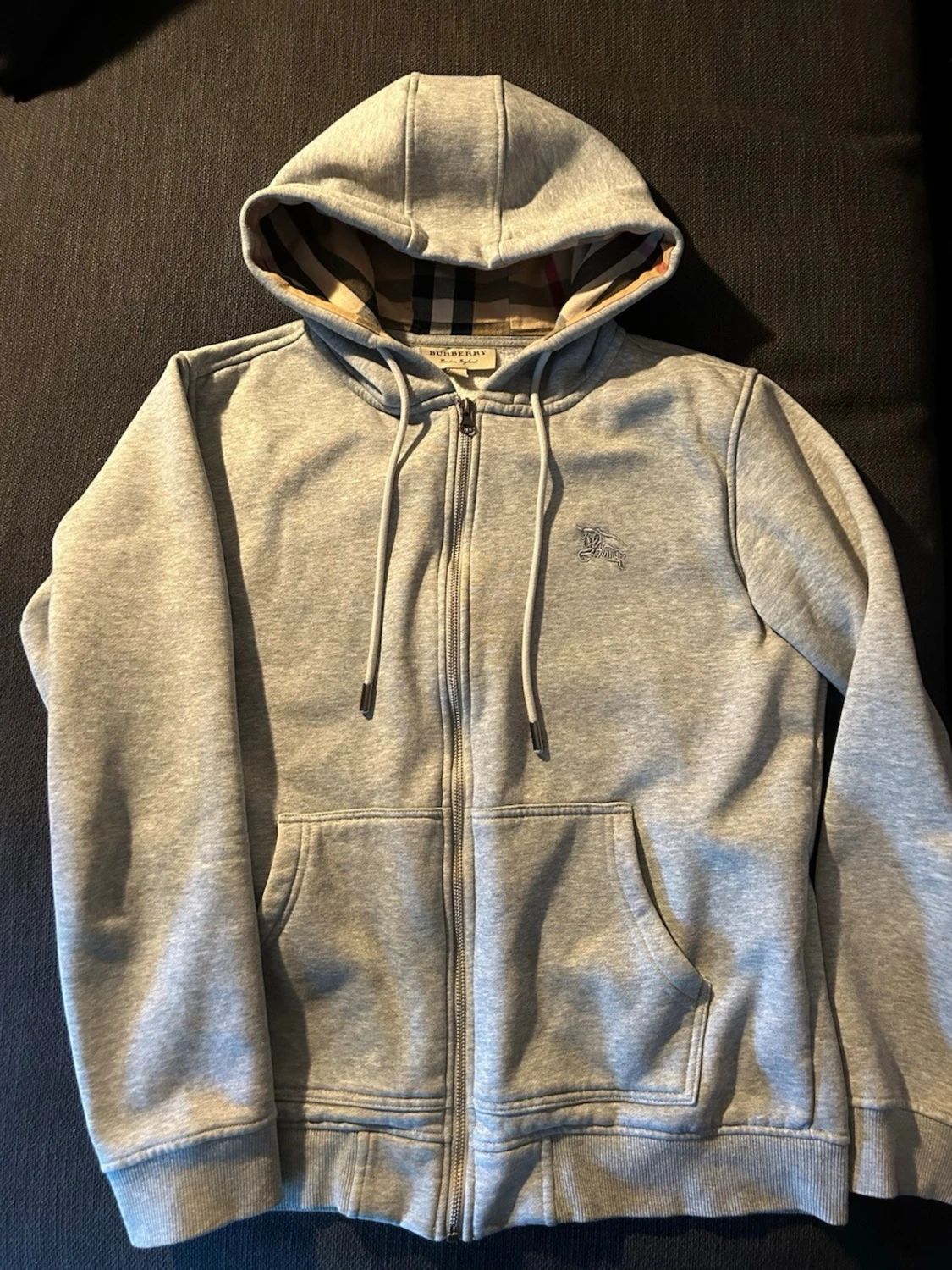 Grå hoodie från Burberry med dragkedja - 2