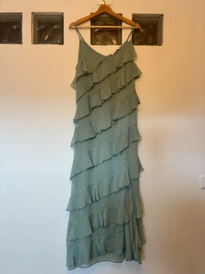 Volangklänning  - Jättefin grön maxi klänning från vila andvänd endast en gång!❤️
