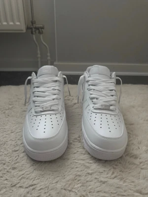 Nike Air Force 1 - Vita Nike Air Force 1. Priset kan diskuteras