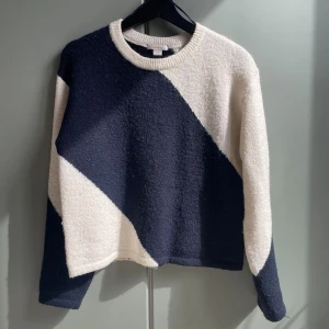 Stickad tröja - Lite nopprig men syns inte så mycket och går att ta bort💕Pris kan diskuteras
