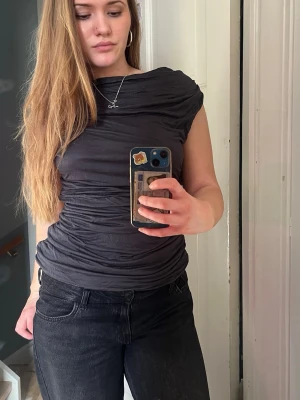 Mörkgrå draperad topp - Toppen kan bäras både med offshoulder och vanlig halsringning. Materialet är mjukt och stretchigt, gör även att använda som en mini dress