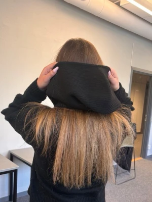 Svart balaclava - En svart balaclava. Perfekt för kalla dagar och ger ett coolt streetwear-vibe. Materialet är mjukt och stretchigt, vilket gör den bekväm att bära.
