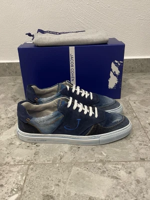 Helt Nya Jacob Cohen Sneakers - Helt Nya Jacob Cohen Skor || Storlek 44,5 || Nypris ca 7000kr || Mitt pris 3299kr || Box och Dustbag medföljer vid köp || Tveka inte på att höra av dig vid frågor eller funderingar 