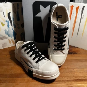 Rick Owens DRKSHDW x Converse 42 - Snygga vita Rick Owens x Converse, helt nya kommer med vita snören  vilket oxå är snyggt skriv för bilder. Köpta på best secret kvitto finns. 