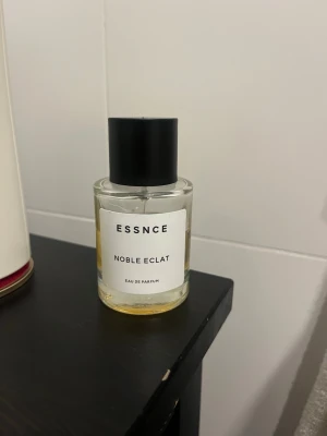 Noble eclat essnce  - Noble eclat från essnce. Underbar mysig unisex doft. Se bild för mängd. 