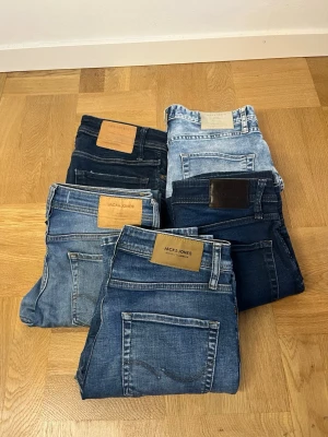 Jeans paket - Vill du uppgradera garderoben eller börja tjäna pengar på återförsäljning? 👖✨ Nu har du chansen! Jeans i eftertraktade storlekar W30-31 L30, alla i mycket fint skick. Endast 100kr per par – först till kvarn!