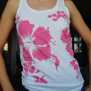 Olika vita toppar - Första tre bilderna är samma topp, andra är en XS, avklippt. Styckpris eller 30kr för båda :)