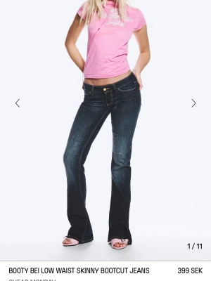 Bootcut jeans med låg midja - Snygga mörkblå bootcut jeans med låg midja från weekday i modellen ”Booty Bei Low Waist Skinny Bootcut Jeans”. Storlek 25/30 och nästintill helt nya 💗💗