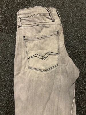 Replay jeans anbass - Snygga Replay jeans. Modellen är anbass och storlek 29/30. Har lite lagade hål, men inget som direkt märks så mycket vid användning.