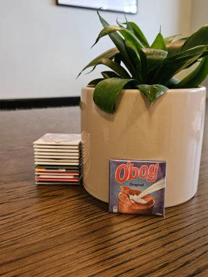 Kylskåpsmagnet Oboy  - Available in size 50x50mm. All magnets are designed and handmade by me. I use materials that are a mix of new and second hand. I aim to send orders within 24 hours with Postnord, Bring or Early Bird. Follow me on Vinted and Insta. Insta: magnet.man  /Magnet man 🧲