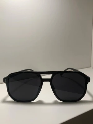 Solglasögon  - Säljer dessa snygga solglasögon i toppskick, helt oanvända! Bara höra av er vid frågor