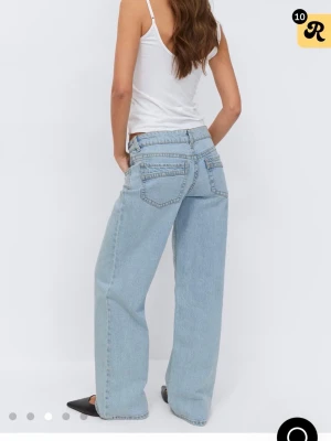 Lågmidjade jeans - Säljer dessa jätte snygga jeans i storlek 34 från Gina tricot. Bra skick använt 1-2 ggr.