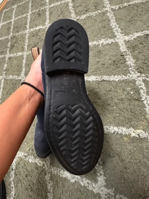 Mörkblå Chelsea boots från Gant - Snygga mörkblå Chelsea boots från Gant i mocka med kontrastsömmar och klassisk resår på sidorna. Skorna har robust gummisula med bra grepp och dragflikar både fram och bak. Perfekta för dig som vill ha stilrena boots med en modern touch.