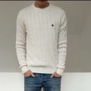 Vit Morris tröja - Säljer en fet ribonstivksd tröja ifrån Morris i färgen vit. Tröjan är i bra skick utan nåra defekter och sitter i strl S men är en strl L. Hör gärna av er vid frågor elr fundringar!!