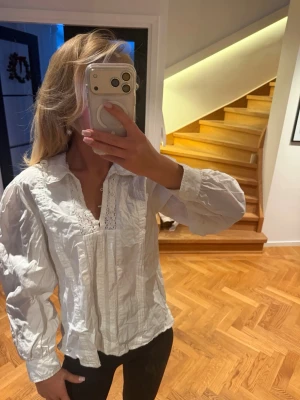 Blus - Säljer denna sååå söta blus, bejkver strykas men annars sååå söt🫐🫐🫐💛💛