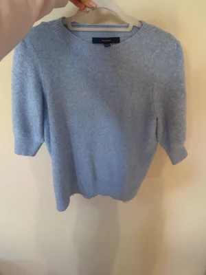 Ljusblå stickad tröja Vero Moda - Säljer en ljusblå stickad tröja från Vero Moda. Tröjan har rund halsringning, halvlånga ärmar och ribbade muddar. Perfekt för lager på lager och enkel att matcha med jeans eller kjol.