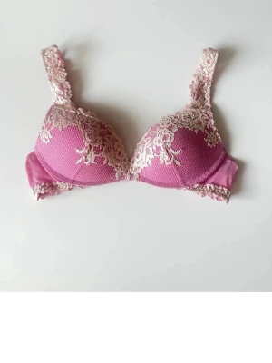 Rosa intimissimi bh - Säljer min rosa intimissimi bh då jag köpte i fel storlek💕 Lappen ör bortklippt nejden är i storlek 75C