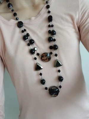 Långt vintage halsband med svarta pärlor - 🖤Unikt långt halsband med svarta pärlor i olika former och storlekar, samt två stora runda och två trekantiga detaljer i svart och silver. 🖤💥Mammas gammla halsband. 80 kr+ frakt 💰