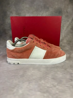 Rosa Valentino Flycrew Skor - Stl 38 - Fina Valentino skor i rosa, perfekt till våren och sommaren! 🌷🏖️ | Mycket bra skick: 9/10, lite sliten vid insidan vid hälen (se bild 2) | Storlek: 38 | Ingår: endast skorna | Nypris: Ca 5000kr | Självklart äkta.  Hör av dig vid frågor // Galgen 🫡 (Dem ser oranga ut, men är mycket mer rosa i verkligheten)