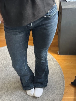 Bootcut jeans - Säljer ett par mörkblå bootcut jeans med klassisk femficksdesign och låg midja! Priset är diskuterbart vid snabb affär🥰 