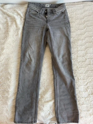 Grå straight jeans - Säljer ett par gråa jeans från lager 157 i modellen icon. Mycket fint skick och sparsamt använda så inga defekter. Original priset är runt 300kr. Jag är 155cm för referens och dom är lite lång för mig så man ser vid fötterna. 