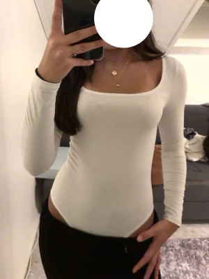 Vit långärmad body med uringad framtill - Köpte den nyss på Plick men den passade inte mig.