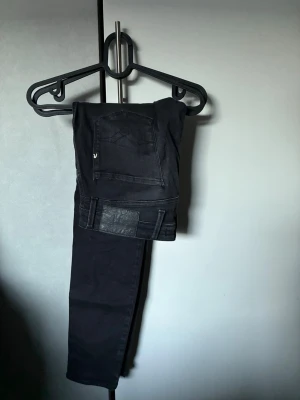 Replay anbass svarta - Säljer ett par svarta slim fit jeans med klassisk femficksdesign och svarta sömmar. Storlek är 29/32 pris går att diskutera snabbt