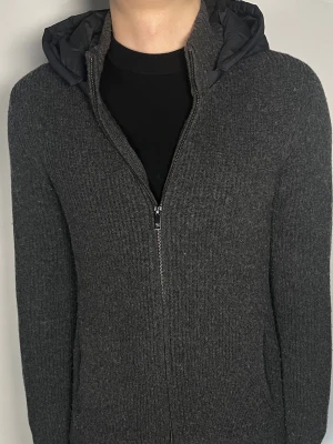 Massimo Dutti cardigan - Säljer en ritkigt snygg och trendig Massimo Dutti cardigan i fint skick, storlek L, vid frågor är det bara att skriva //Gramenti