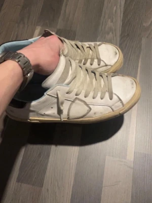 Vita sneakers från Philippe Model - Säljer ett par vita Philippe Model sneakers. Perfekta för dig som gillar stilrena och tidlösa sneakers. Säljs pågrund av att dom har blivit ersatta av ett par andra skor.