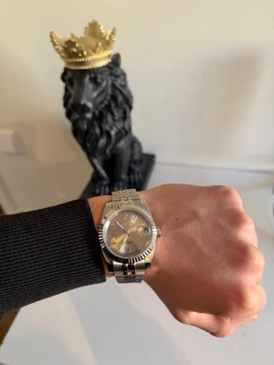 Seiko mod  - ⌚ Automatisk Seiko Mod i rostfritt stål.  Stilren klocka med automatisk mekanisk rörelse  Levereras med box, certifikat och justeringsverktyg för att justera länken.   📱 Följ mig på TikTok eller Instagram för fler bilder och videos på klockan. (Seikomodsweden)  💬 Skicka DM vid intresse. OBS: pris går att diskutera!