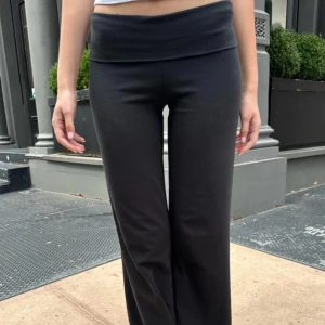Priscilla pants black Brandy Melville XS/S NY - Mysiga svarta loungebyxor med bred linning och utsvängda ben. Perfekta för chill hemma eller yoga. Mjukt och stretchigt material som ger skön passform och rörelsefrihet. Helt nya med tag kvar. Goodiebag följer med.