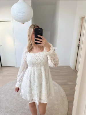 Vit spets klänning med volang - Superfin vit spets klänning med volang. Klänningen är använd en gång och är perfekt till studenten eller sommaren. Köparen står för frakten.