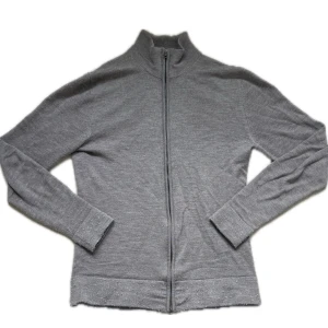 These glory days helzip - Snygg grå tröja från These Glory Days i mjuk superior merinoull. Tröjan har hel dragkedja framtill, hög krage och ribbade muddar. Perfekt för lager på lager och enkel att matcha med olika outfits.