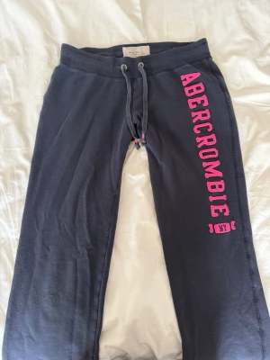 Abercrombie & Fitch - Mörkblå lågmidjade mjukisbyxor från Abercrombie & Fitch. Midja 35-39.