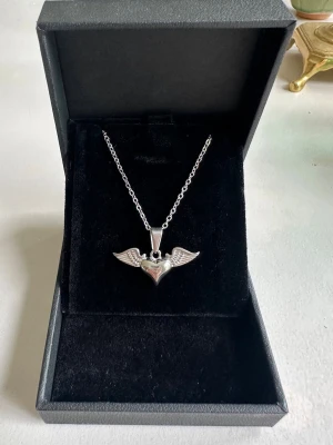 Heart necklace - Halsbandet är aldrig använt och är 100 % rost- och nickelfritt. Kedjan är 40 cm lång men kan förlängas med ytterligare 5 cm. Hör gärna av dig om du har några frågor ☺️