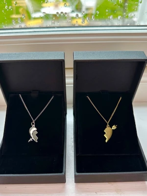 Arrow heartnecklace  - Två matchande silver halsband med delade hjärthängen – perfekta att dela med en vän eller partner. Halsbanden är 100 % rost- och nickelfria. Kedjorna är 40 cm långa men kan förlängas med ytterligare 5 cm. Hör gärna av dig om du har några frågor ☺️