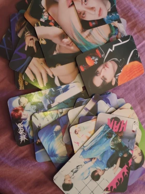 K-pop foto cards  - Hej jag säljer 58 straykids foto cards dom är inte äkta men du får alla 58 för bara 30kr