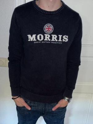 Mörkblå stickad tröja från Morris - Mörkblå stickad tröja från Morris i storlek M.  Fint skick till ett bra pris. Nypris: 1995kr. Mitt pris: 349kr. Vid frågor eller funderingar, tveka inte att höra av dig.