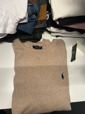 Väldigt fin Ralph lauren stickad tröja  - Tröjan är i bra skick och passar med de flesta jeansen väldig fin färg passar i storlek m/s