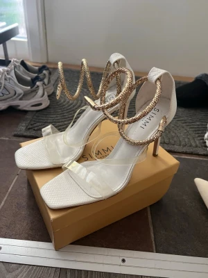 Simmi London klackar  - Medusa White Snake Print Cuff Stiletto Heels, från Simmi London. Storlek EU 42, men passar även mig som brukar ha 41/40. nypris 500kr. Använda 1 gång.