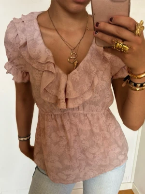 Vringad volangtopp  - Så söt rosa vringad volangtopp! Jag är 168 och det är mina bilder, köp via köp nu direkt eller Swish, kvar tills markerad som såld 💖 