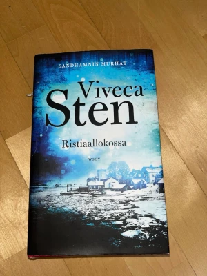 Viveca Sten Ristiaallokossa - Pari kertaa luettu Viveca Stenin Ristiaallokossa kirja. Kovakantinen. Päällipaperi sivusta hieman revennyt. Eläintalous MMM Katsothan myös muut ilmoitukseni Tarjoa 