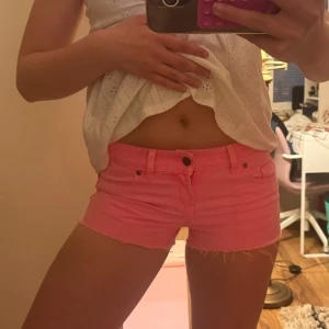 Rosa jeansshorts från PINK - Intressekoll på mina skitsnygga rosa jeansshorts från PINK med klassisk femficksmodell. De är lågmidjade och har bälteshällor, knapp och dragkedja framtill. Perfekta för sommaren när du vill sticka ut lite extra! Tryck inte på köp nu då det är en intressekoll! Hör av er vid frågor! Pris går att diskutera!