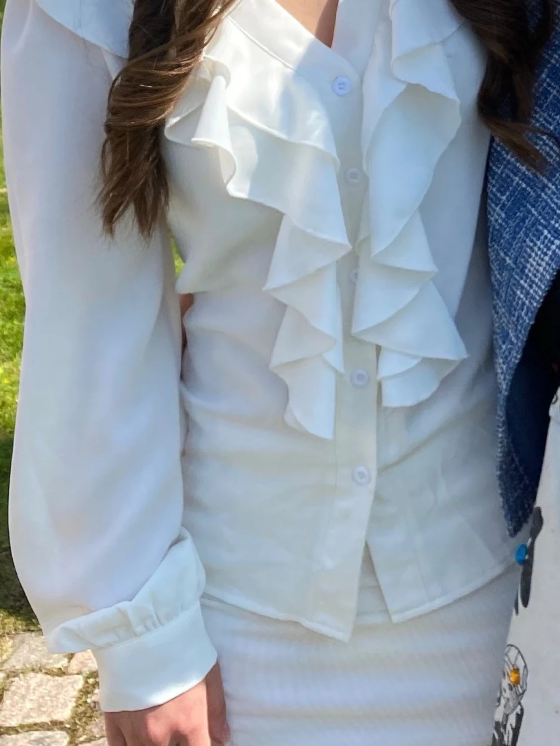 Vit blus med volanger och v-ringning - 1