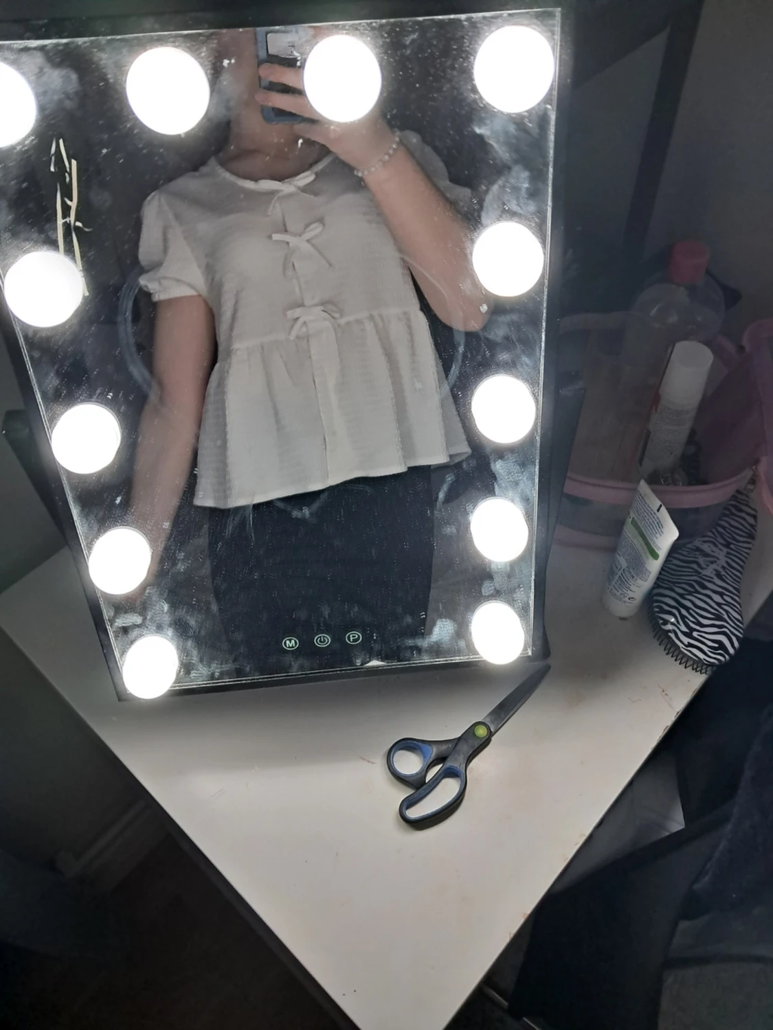 Vit blus med rosetter och puffärm - 1